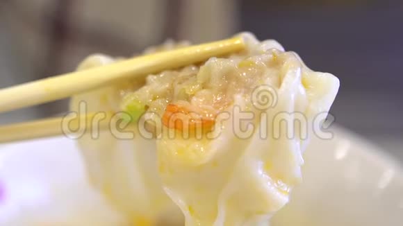 慢动作的人用棍子吃虾子亚洲餐馆的饺子视频的预览图