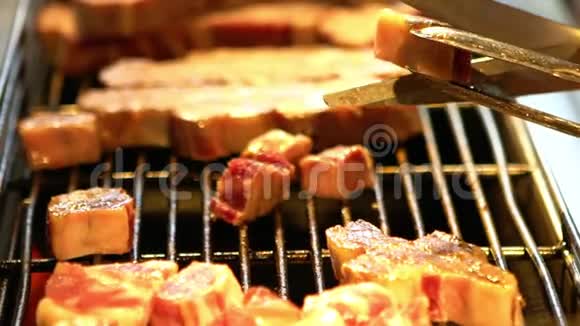 亚洲市场烤肉店小贩烤牛肉的慢动作视频的预览图