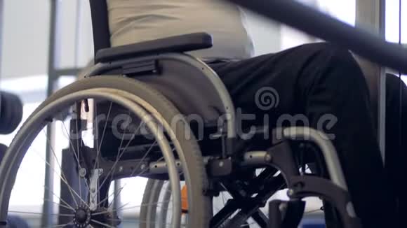 坐轮椅的意志坚强的运动员在健身房训练中努力视频的预览图