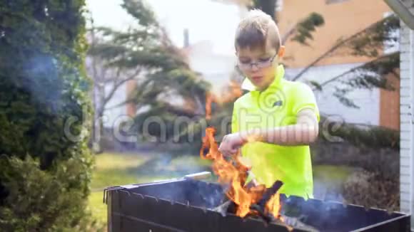 孩子们在烧烤里生火视频的预览图