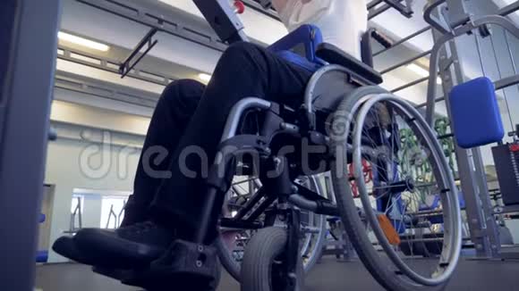 残疾人使上块的推力向后视频的预览图