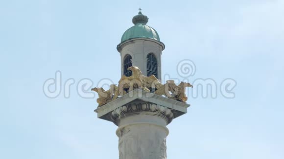 奥地利维也纳巴洛克式大教堂塔上的教堂尖塔和雕像视频的预览图