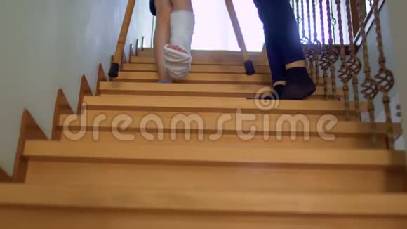 母亲用断腿帮助儿子下楼梯视频的预览图