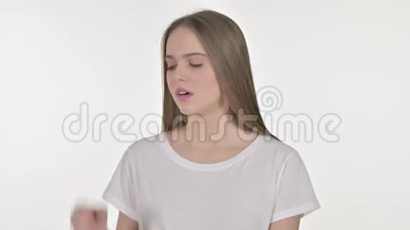 病态美丽少女咳嗽的肖像白色背景视频的预览图