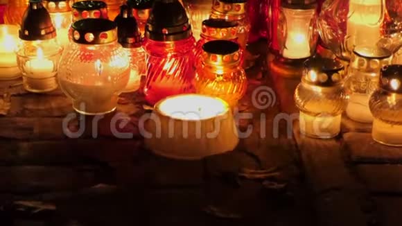 晚上在水泥场上点燃了蜡烛所有圣徒日视频的预览图