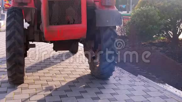 拖拉机在城市的人行道上废气从排气管中排出视频的预览图