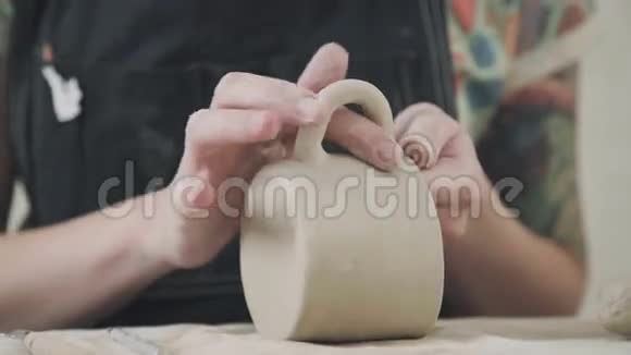 陶瓷女陶工塑造粘土和制作时尚的菜肴视频的预览图