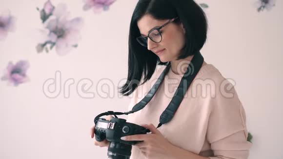 年轻的女摄影师看着相机微笑视频的预览图