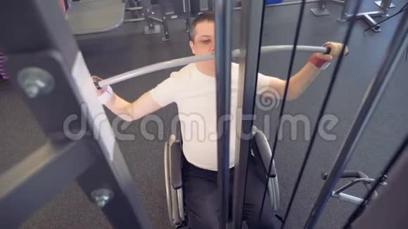 坐轮椅的残疾人手部肌肉的力量视频的预览图
