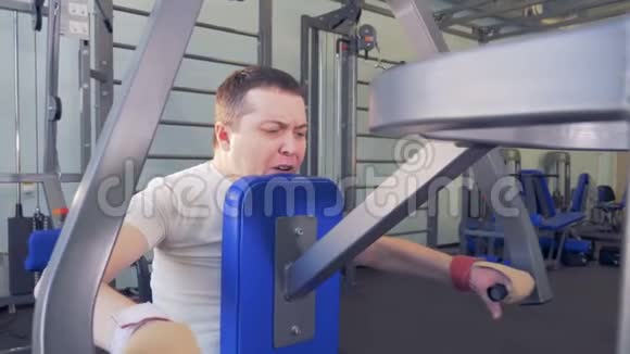 坐轮椅的人在健身房锻炼时胜过了自己视频的预览图