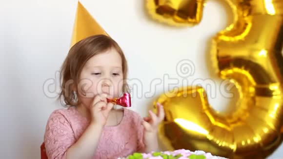 可爱的小女孩蛋糕和派对有趣的快乐孩子生日快乐儿童假期概念3年视频的预览图