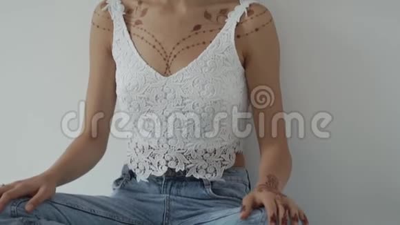 近镜头的女人身体有纹身的肩膀和时尚的穿着视频的预览图