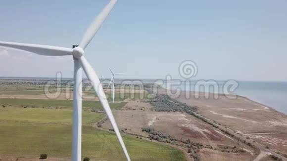 野外和海洋背景下的风力农场视频的预览图