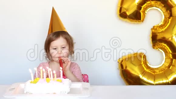 可爱的小女孩蛋糕和派对有趣的快乐孩子生日快乐儿童假期概念3视频的预览图