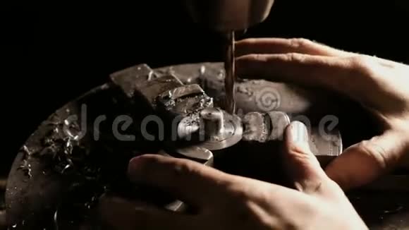 金属车间金属钻孔特写在钢筋上打洞的钻床视频的预览图