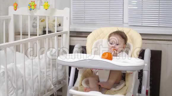 有橘子的宝宝坐在桌子上视频的预览图