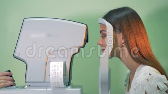 一名年轻女子用移动机器视力的医学检查视频的预览图