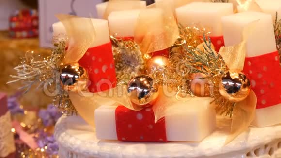 圣诞节市场上各式各样的白色手工香皂包装精美视频的预览图