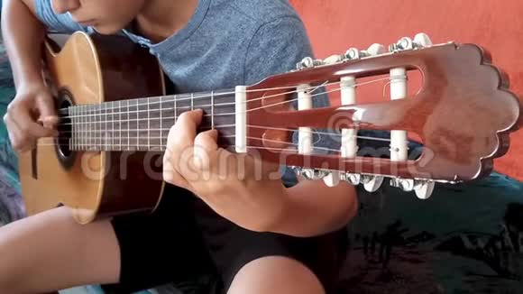 弹吉他的小男孩视频的预览图
