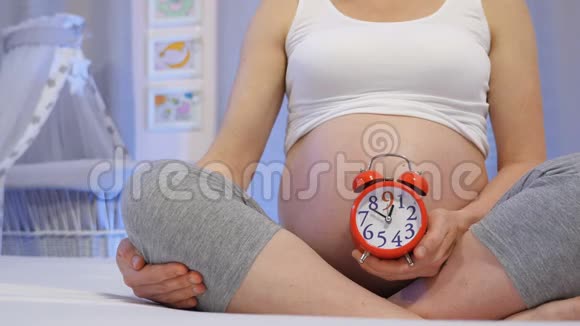 女性身体和怀孕9个月视频的预览图