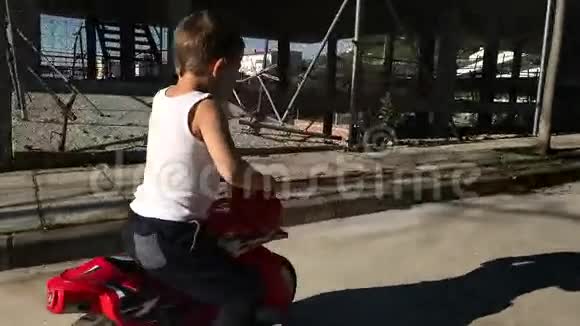 小男孩骑玩具摩托车视频的预览图