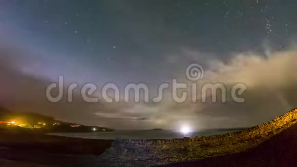 斯凯岛上的斯塔文湾上空的时间推移星星云银河和北极光即将降临视频的预览图