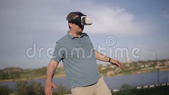 公园户外男子使用虚拟现实眼镜视频的预览图