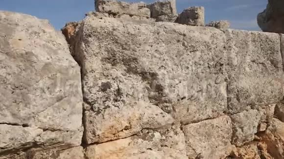 石头背景古希腊城市里伯顿的一座古老的石质墙视频的预览图