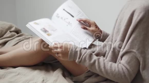 一个女人带着曼陀罗看报纸她翻页视频的预览图
