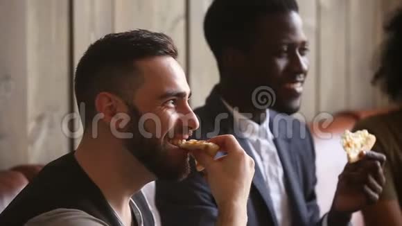 多元文化的朋友一起欢笑一起吃美味的意大利披萨视频的预览图