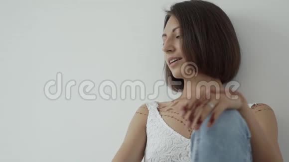 孤独快乐的女人坐在白色房间的地板上自由地呼吸视频的预览图