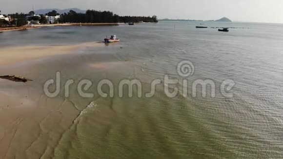 在靠近水面的沙滩上捕鱼船阳光明媚的一天古老的荒无人烟的生锈渔船在海边的沙滩上航行视频的预览图