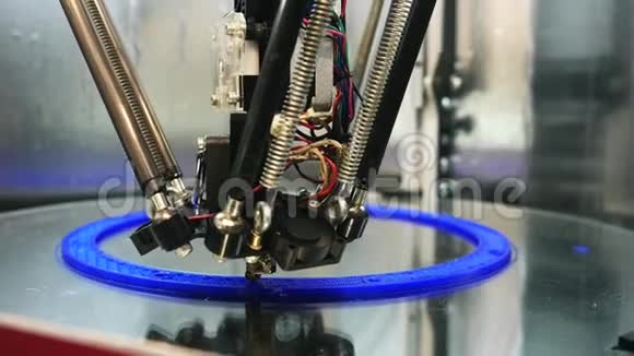 机械手在塑料圆上穿线的特写镜头媒体不同的工作机器人集合展示在视频的预览图