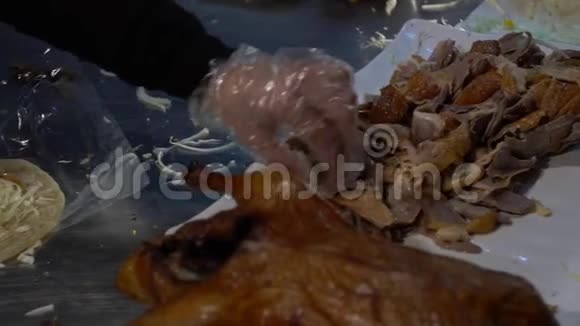慢动作亚洲女人做美味的鸭菜中国煎饼包视频的预览图