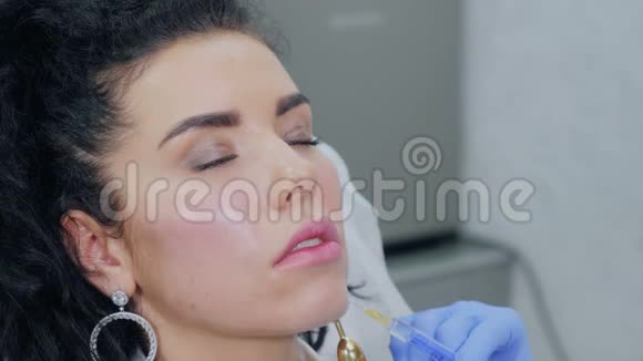 专业美容师做面部肉毒杆菌注射视频的预览图