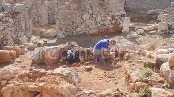 年轻的考古学家在考古遗址工作视频的预览图