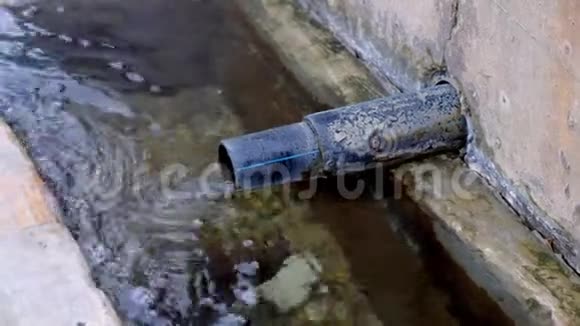 水从管道里倒出来暴雨排水管无法应付水量侧视视频的预览图