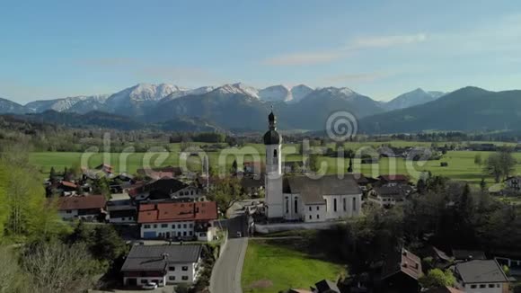 从德国巴伐利亚的传统村落上空飞过视频的预览图