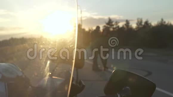 几个骑自行车的人在日落的背景下视频的预览图