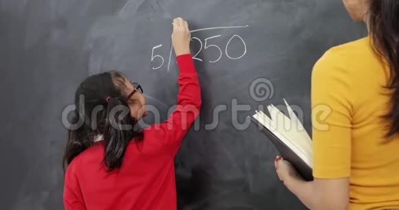 女孩和老师一起学习数学视频的预览图