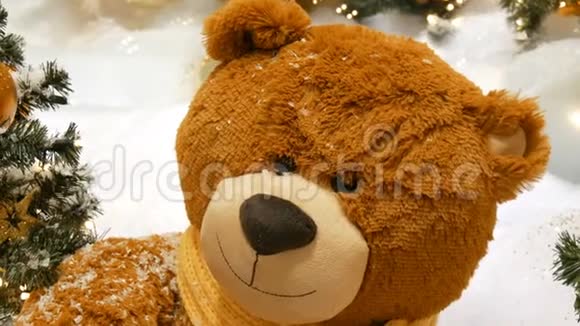 玩具棕熊作为装饰在漂亮的圣诞树附近的商场或购物中心视频的预览图