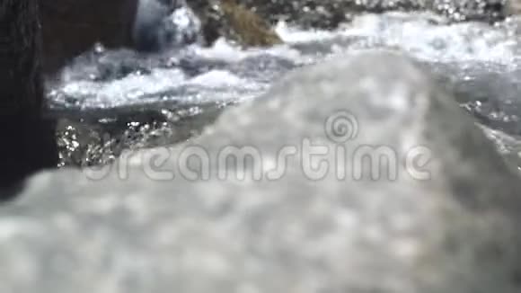 雄脚踏石在流水河男足踏着鞋走在石山河的旅途中旅费视频的预览图