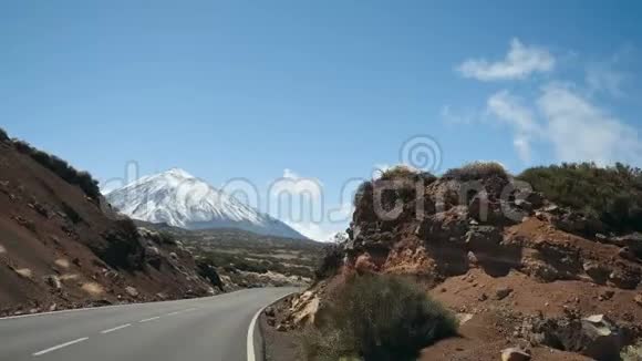 在西班牙加那利群岛特内里费的泰德国家公园开车火山岩沙漠景观视频的预览图