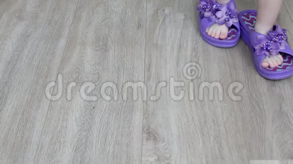 一个小孩穿着成人大运动鞋在房子里走来走去成人拖鞋在孩子脚上回家视频的预览图