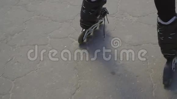 男孩骑着溜冰鞋视频的预览图