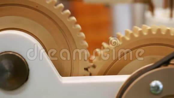 塑料旋转齿轮现代机械的特写镜头媒体上显示的不同工作设备集合视频的预览图