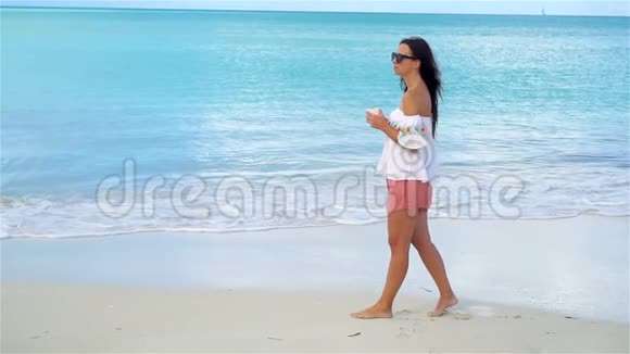 在海滩上喝茶的年轻女子女孩放松享受假期流动人口视频的预览图