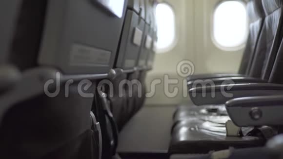 旅客在机场乘飞机登机旅客步行至机场机舱内视频的预览图