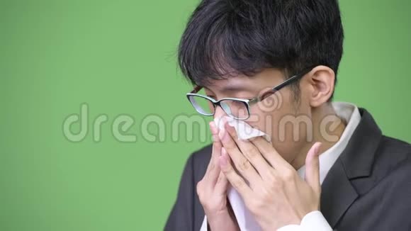 生病的年轻亚洲商人用鼻子吹组织视频的预览图