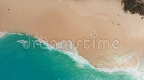 海波Kelingking海滩在NusaPenida岛印度尼西亚巴厘岛无人机视野关闭视频的预览图